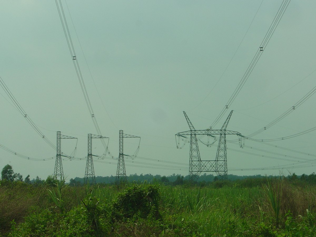 Đường dây 500 kV Bắc Nam với cột tháp thép và dây phân pha
